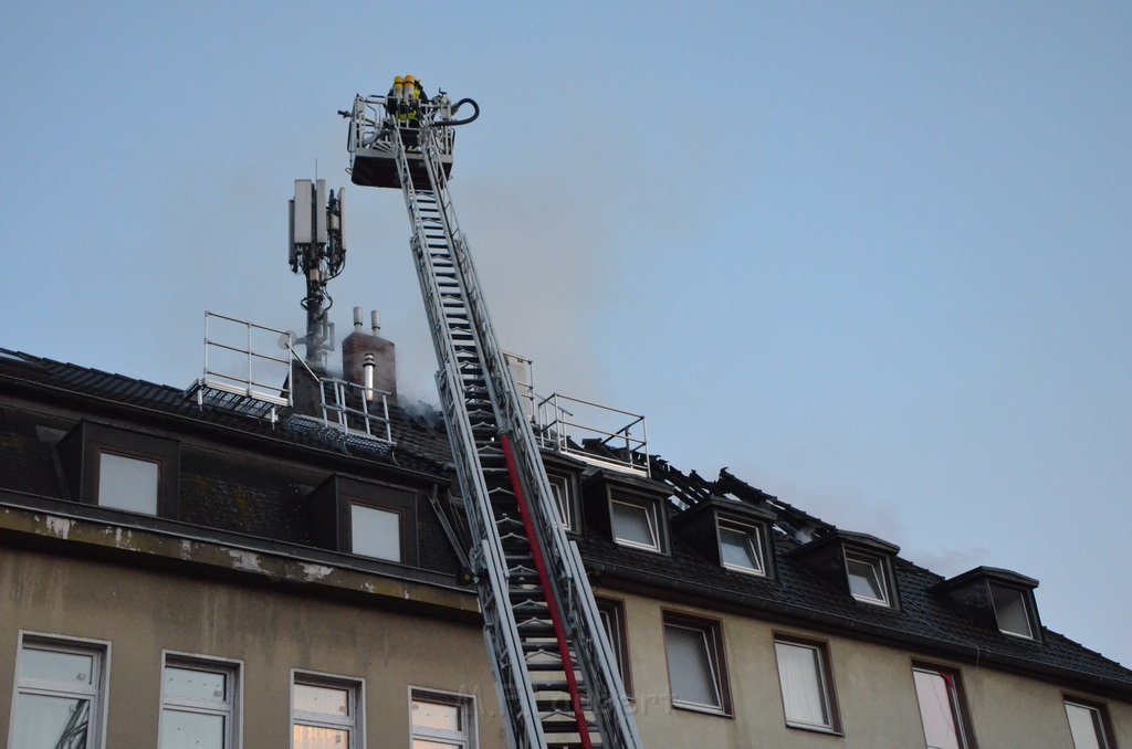 Feuer 3 Dachstuhl Koeln Buchforst Kalk Muelheimerstr P043.JPG